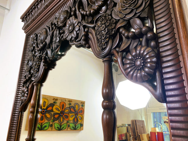 Edle antike Spiegelkommode aus vollem Holz handverziert mit floralem Ornamenten.