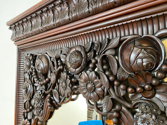 Edle antike Spiegelkommode aus vollem Holz handverziert mit floralem Ornamenten.