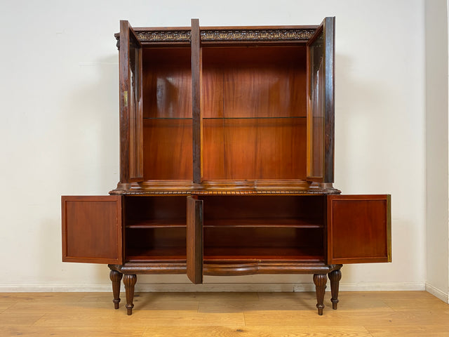 Edle antike Vitrine aus vollem Holz handverziert mit floralem Ornamenten.