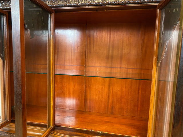 Edle antike Vitrine aus vollem Holz handverziert mit floralem Ornamenten.