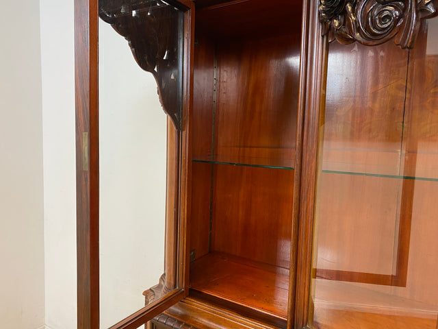 Edle antike Vitrine aus vollem Holz handverziert mit floralem Ornamenten.