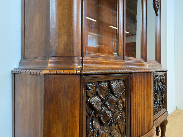 Edle antike Vitrine aus vollem Holz handverziert mit floralem Ornamenten.