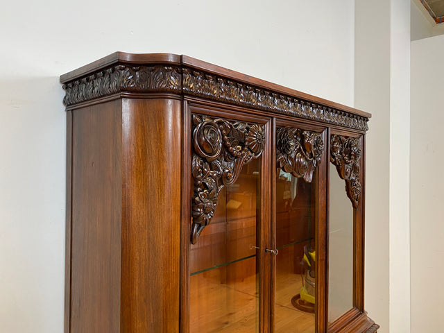 Edle antike Vitrine aus vollem Holz handverziert mit floralem Ornamenten.