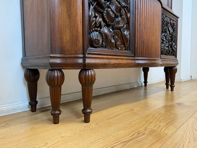 Edle antike Vitrine aus vollem Holz handverziert mit floralem Ornamenten.