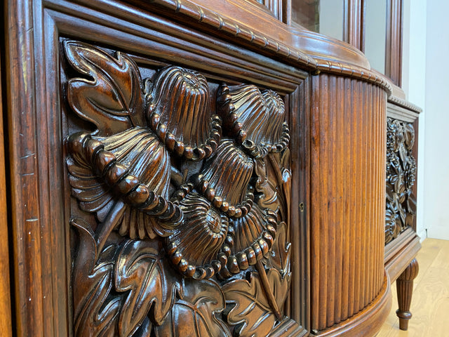 Edle antike Vitrine aus vollem Holz handverziert mit floralem Ornamenten.