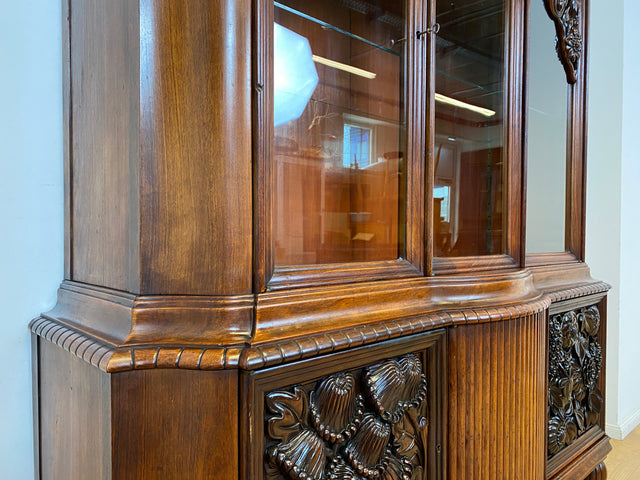 Edle antike Vitrine aus vollem Holz handverziert mit floralem Ornamenten.
