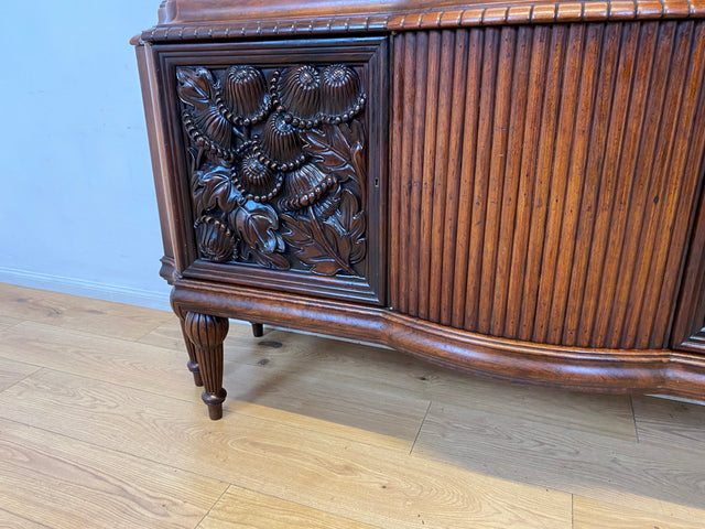 Edle antike Vitrine aus vollem Holz handverziert mit floralem Ornamenten.