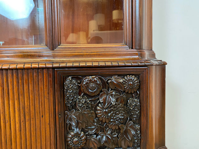 Edle antike Vitrine aus vollem Holz handverziert mit floralem Ornamenten.