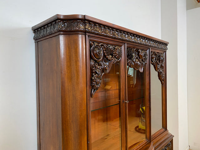 Edle antike Vitrine aus vollem Holz handverziert mit floralem Ornamenten.