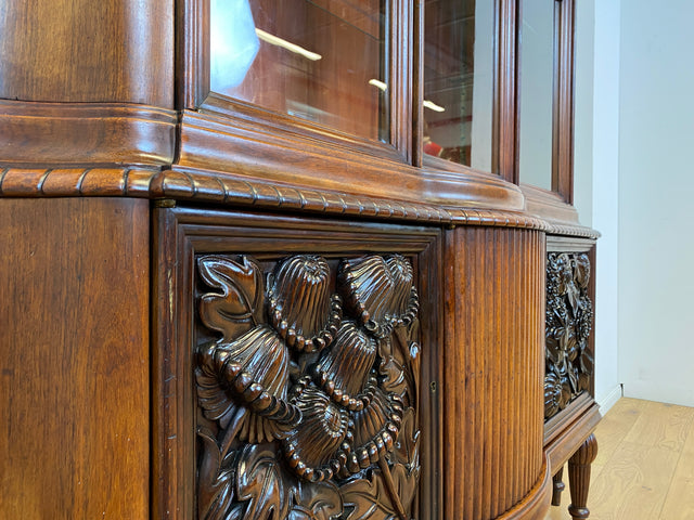 Edle antike Vitrine aus vollem Holz handverziert mit floralem Ornamenten.