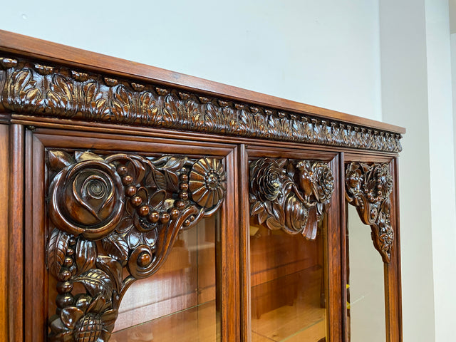Edle antike Vitrine aus vollem Holz handverziert mit floralem Ornamenten.