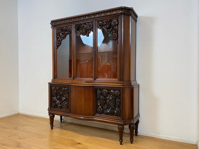 Edle antike Vitrine aus vollem Holz handverziert mit floralem Ornamenten.