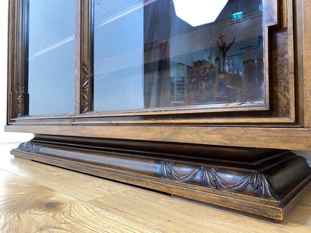 Besonders schöne handverzierte antike Vitrine aus vollem Holz mit Beleuchtung I Glasvitrine Büchervitrine Wohnzimmerschrank Geschirrschrank Highboard Art Deco Vintage I