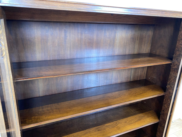 Besonders schöne handverzierte antike Vitrine aus vollem Holz mit Beleuchtung I Glasvitrine Büchervitrine Wohnzimmerschrank Geschirrschrank Highboard Art Deco Vintage I