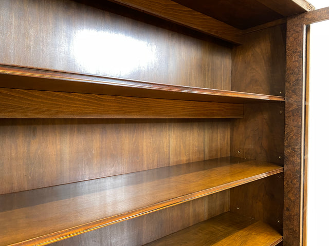 Besonders schöne handverzierte antike Vitrine aus vollem Holz mit Beleuchtung I Glasvitrine Büchervitrine Wohnzimmerschrank Geschirrschrank Highboard Art Deco Vintage I