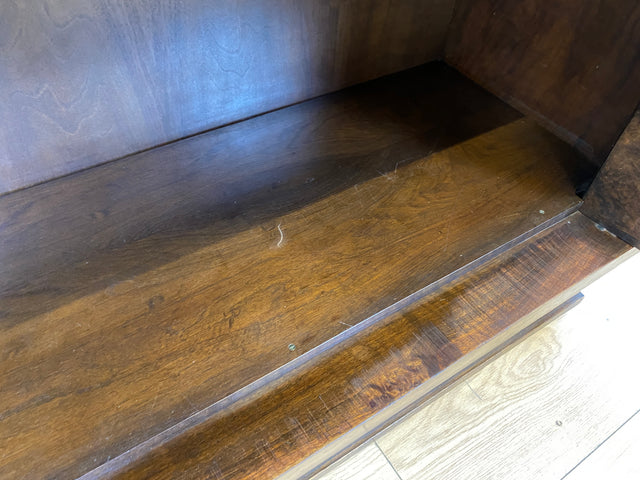 Besonders schöne handverzierte antike Vitrine aus vollem Holz mit Beleuchtung I Glasvitrine Büchervitrine Wohnzimmerschrank Geschirrschrank Highboard Art Deco Vintage I