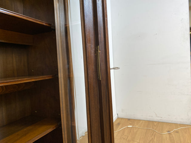 Besonders schöne handverzierte antike Vitrine aus vollem Holz mit Beleuchtung I Glasvitrine Büchervitrine Wohnzimmerschrank Geschirrschrank Highboard Art Deco Vintage I