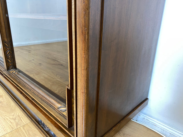 Besonders schöne handverzierte antike Vitrine aus vollem Holz mit Beleuchtung I Glasvitrine Büchervitrine Wohnzimmerschrank Geschirrschrank Highboard Art Deco Vintage I