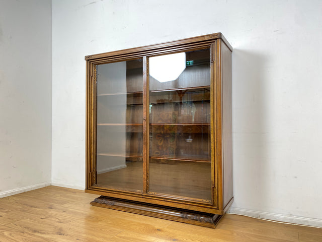 Besonders schöne handverzierte antike Vitrine aus vollem Holz mit Beleuchtung I Glasvitrine Büchervitrine Wohnzimmerschrank Geschirrschrank Highboard Art Deco Vintage I