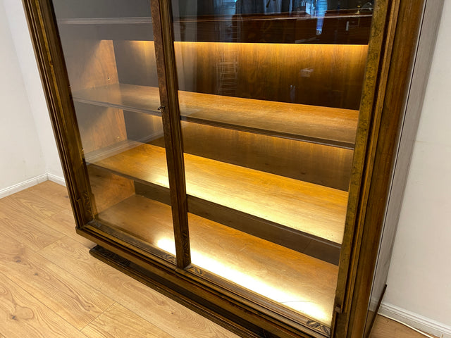 Besonders schöne handverzierte antike Vitrine aus vollem Holz mit Beleuchtung I Glasvitrine Büchervitrine Wohnzimmerschrank Geschirrschrank Highboard Art Deco Vintage I