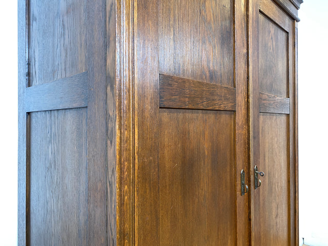 WMK I Eleganter antiker Kleiderschrank aus vollem Holz mit Kleiderstange und Schubladen