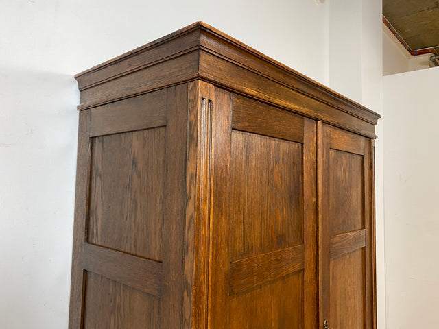 WMK I Eleganter antiker Kleiderschrank aus vollem Holz mit Kleiderstange und Schubladen