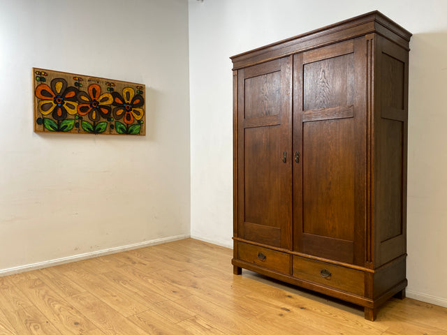 WMK I Eleganter antiker Kleiderschrank aus vollem Holz mit Kleiderstange und Schubladen