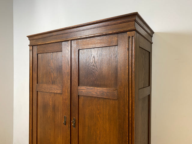 WMK I Eleganter antiker Kleiderschrank aus vollem Holz mit Kleiderstange und Schubladen