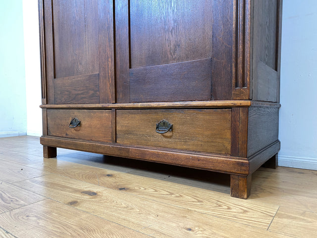 WMK I Eleganter antiker Kleiderschrank aus vollem Holz mit Kleiderstange und Schubladen