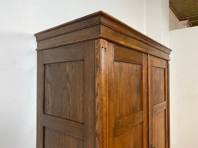 WMK I Eleganter antiker Kleiderschrank aus vollem Holz mit Kleiderstange und Schubladen