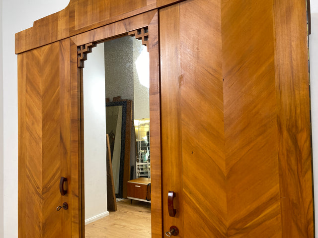 Wunderschöner jedoch etwas abgerockter antiker Kleiderschrank aus vollem Holz mit Spiegeltür. BITTE BEACHTEN: Der Spiegel hat altersbedingte blinde Flecken, lässt sich trotzdem gut nutzen. Bitte Fotos beachten.