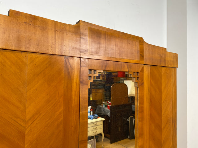 Wunderschöner jedoch etwas abgerockter antiker Kleiderschrank aus vollem Holz mit Spiegeltür. BITTE BEACHTEN: Der Spiegel hat altersbedingte blinde Flecken, lässt sich trotzdem gut nutzen. Bitte Fotos beachten.