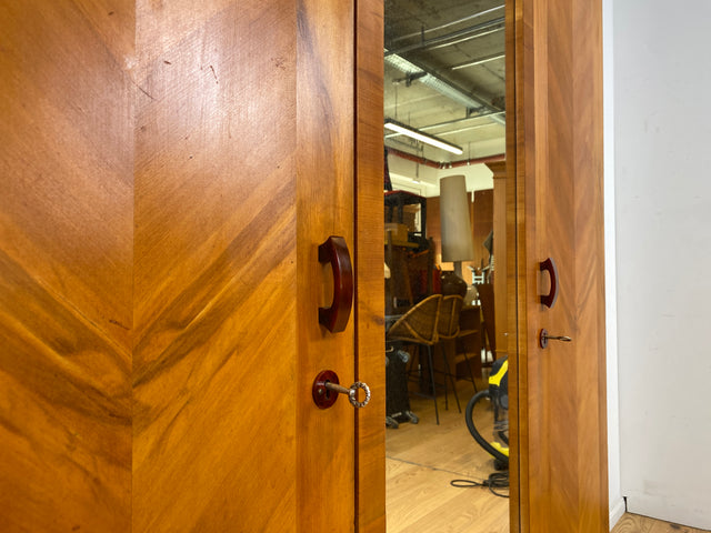 Wunderschöner jedoch etwas abgerockter antiker Kleiderschrank aus vollem Holz mit Spiegeltür. BITTE BEACHTEN: Der Spiegel hat altersbedingte blinde Flecken, lässt sich trotzdem gut nutzen. Bitte Fotos beachten.