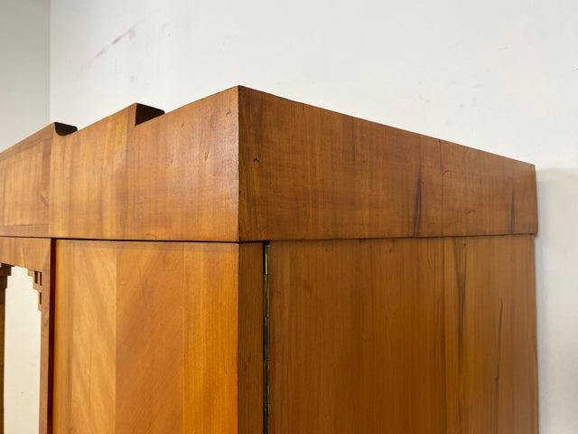 Wunderschöner jedoch etwas abgerockter antiker Kleiderschrank aus vollem Holz mit Spiegeltür. BITTE BEACHTEN: Der Spiegel hat altersbedingte blinde Flecken, lässt sich trotzdem gut nutzen. Bitte Fotos beachten.