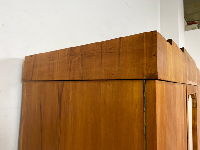 Wunderschöner jedoch etwas abgerockter antiker Kleiderschrank aus vollem Holz mit Spiegeltür. BITTE BEACHTEN: Der Spiegel hat altersbedingte blinde Flecken, lässt sich trotzdem gut nutzen. Bitte Fotos beachten.