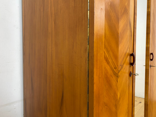 Wunderschöner jedoch etwas abgerockter antiker Kleiderschrank aus vollem Holz mit Spiegeltür. BITTE BEACHTEN: Der Spiegel hat altersbedingte blinde Flecken, lässt sich trotzdem gut nutzen. Bitte Fotos beachten.