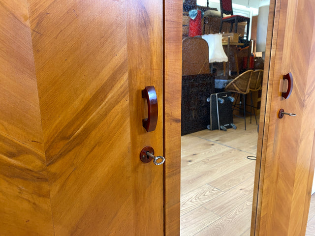Wunderschöner jedoch etwas abgerockter antiker Kleiderschrank aus vollem Holz mit Spiegeltür. BITTE BEACHTEN: Der Spiegel hat altersbedingte blinde Flecken, lässt sich trotzdem gut nutzen. Bitte Fotos beachten.