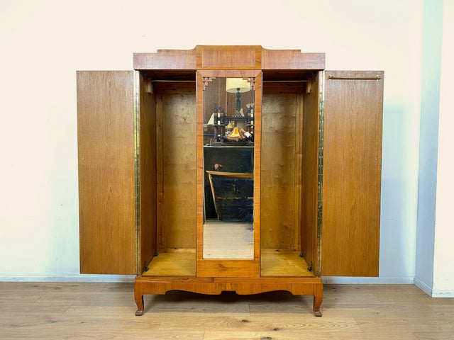Wunderschöner jedoch etwas abgerockter antiker Kleiderschrank aus vollem Holz mit Spiegeltür. BITTE BEACHTEN: Der Spiegel hat altersbedingte blinde Flecken, lässt sich trotzdem gut nutzen. Bitte Fotos beachten.