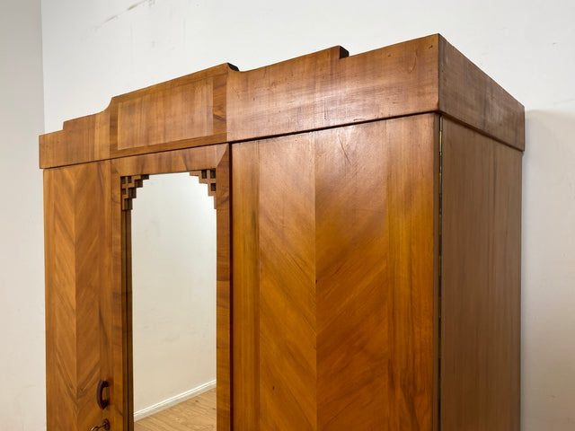 Wunderschöner jedoch etwas abgerockter antiker Kleiderschrank aus vollem Holz mit Spiegeltür. BITTE BEACHTEN: Der Spiegel hat altersbedingte blinde Flecken, lässt sich trotzdem gut nutzen. Bitte Fotos beachten.