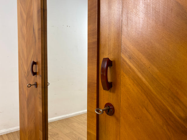 Wunderschöner jedoch etwas abgerockter antiker Kleiderschrank aus vollem Holz mit Spiegeltür. BITTE BEACHTEN: Der Spiegel hat altersbedingte blinde Flecken, lässt sich trotzdem gut nutzen. Bitte Fotos beachten.