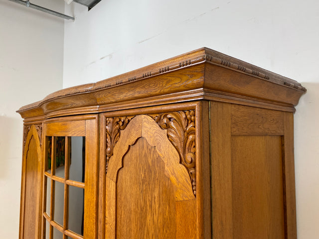 Imposanter und handverzierter antiker Kleiderschrank aus vollem Holz mit Glastür I Schrank Schlafzimmerschrank Wäscheschrank Wardrobe Bauernschrank Jugendstil Vintage I