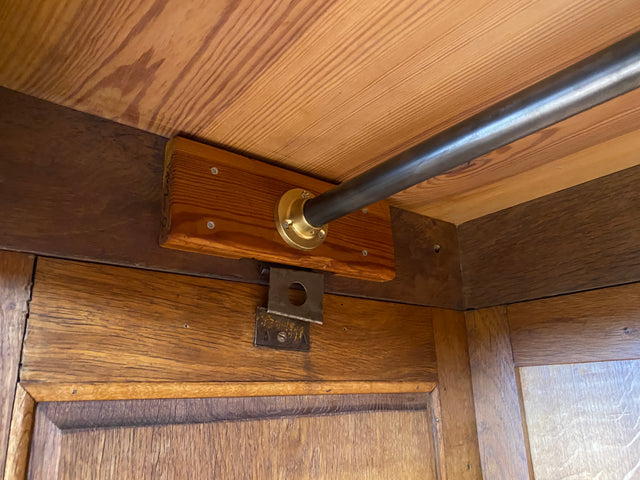 Imposanter und handverzierter antiker Kleiderschrank aus vollem Holz mit Glastür I Schrank Schlafzimmerschrank Wäscheschrank Wardrobe Bauernschrank Jugendstil Vintage I