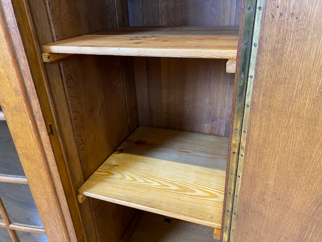 Imposanter und handverzierter antiker Kleiderschrank aus vollem Holz mit Glastür I Schrank Schlafzimmerschrank Wäscheschrank Wardrobe Bauernschrank Jugendstil Vintage I