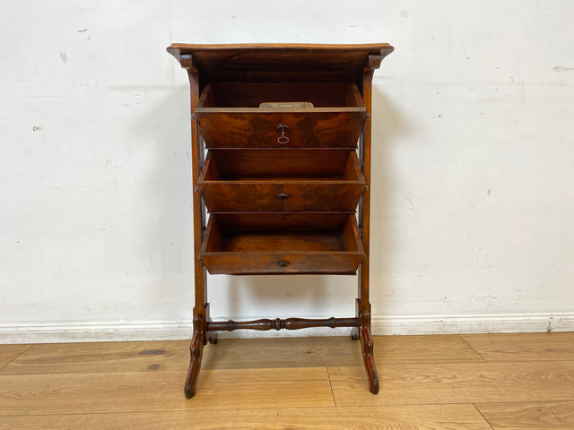 I Der schönste Beistelltisch dass du heute siehst I Edler antiker Notenschrank I Vollholz in Nussbaum Schmetterlingsfurnier I Kommode Ablage Flurkommode Biedermeier Vintage I