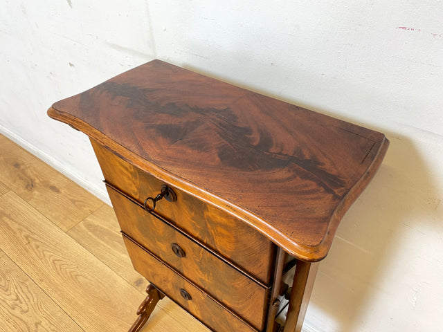 I Der schönste Beistelltisch dass du heute siehst I Edler antiker Notenschrank I Vollholz in Nussbaum Schmetterlingsfurnier I Kommode Ablage Flurkommode Biedermeier Vintage I