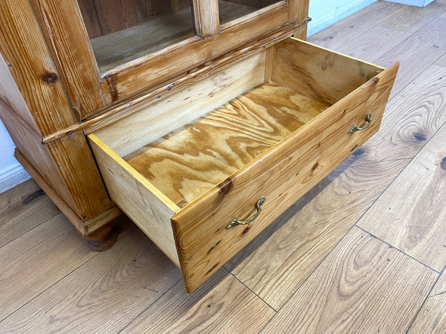 WMK I Eleganter antiker Schrank aus massivem Kiefernholz mit Glastüren & Schublade