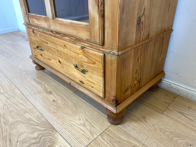 WMK I Eleganter antiker Schrank aus massivem Kiefernholz mit Glastüren & Schublade