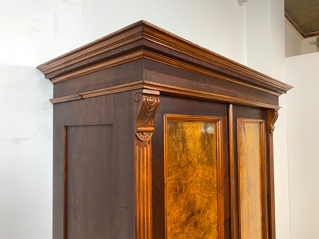 Imposanter antiker Kleiderschrank aus vollem Holz in Nussbaum mit Schubladen und Messinggriffen I Gründerzeit I um 1890