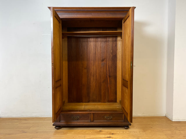 Imposanter antiker Kleiderschrank aus vollem Holz in Nussbaum mit Schubladen und Messinggriffen I Gründerzeit I um 1890