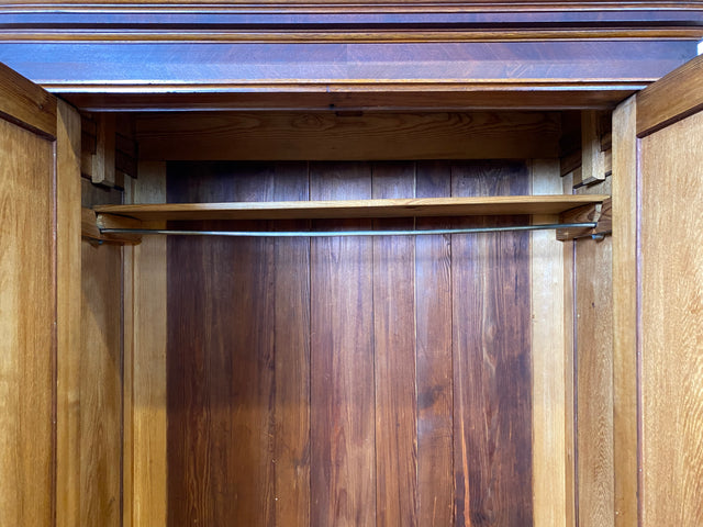 Imposanter antiker Kleiderschrank aus vollem Holz in Nussbaum mit Schubladen und Messinggriffen I Gründerzeit I um 1890